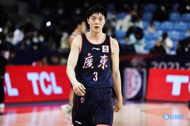 他惊恐无比的看着叶辰，艰难的问道：你……你怎么……你怎么会有这么强大的实力……你到底是什么人。